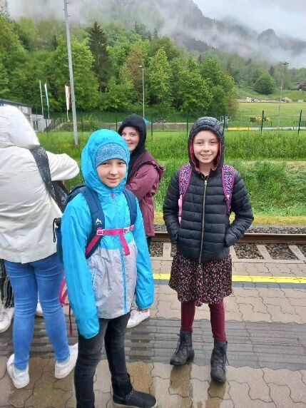 Der Regen konnte unsere Stimmung nicht trüben. Für die 1. Klasse ging es mit dem Zug nach Linz ins Landestheater. Als Abschluss durfte ein Besuch beim McDonald's nicht fehlen. #mintschool #ms_losenstein #landestheaterlinz #theater #schneeweiß #derandereschulalltag #agaudiwoasa